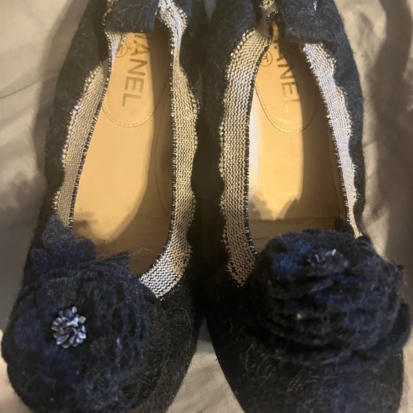 Adorable Chanel Camilla Flats - Picture 2 of 3